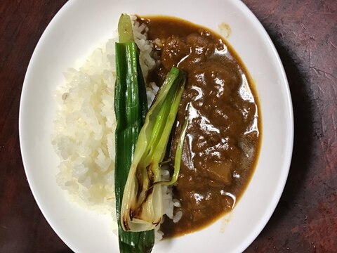 葉玉ねぎのソテートッピングのレトルトカレー。